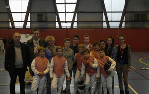 Antoine Blanc (Président de La Riposte), Isabelle LAMOUR (Présidente de la Fédération Française d'Escrime), Maître Laurence FAYARD (Maître d'armes de la Riposte) et les tireurs du club
