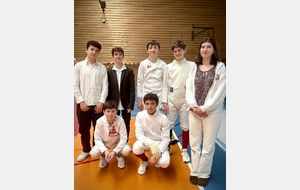 Mathieu Dufaur et Antoine Marseille (Arbitres) Ethan, Loucian, Arthur et Timothée (M15) et Noémie Reocreux (Coach). - Fête de l'épée EOL - 2025.