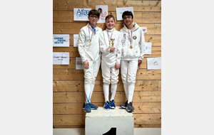 Les M13 : Raphaël G, Robin, et Raphaël C sur la 1er marche du podium. Fête de l'épée - St Foy - 2025