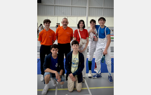 la totalité de l'équipe : Antoine Marseille et Guillaume Gillet (les arbitres), Noémie Reocreux (Coach) et les M15 : Loucian Lancial, Ethan Broggini, Timothée Maes et Arthur Chevalerias - Saclay 2025.