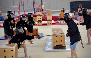 Atelier Escrime durant le stage de Gymdans de Francheville - Attaque du chateau. Atelier animé par Guillaume.