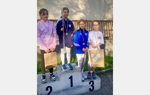 Olivia sur la 3eme marche du podium en M13 - Barbas 2025.