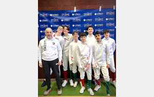 Les équipes M20 (Maël, Théolan, Antoine), et M15 (Arthur, Ethan, Raphaël, Loucian) avec Guillaume Gillet (Coach) - Chpts Aura par Equipes - Corbas - 2026