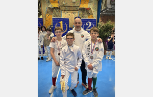 Clément Roux (M13), Nathan Margitay (M11), Guillaume Gillet (Coach) et Pierre Wiatr (M13) - Tournoi des Jeunes Pousses - Valence 2026.