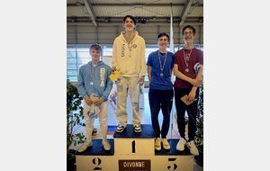 Théolan monte sur la 1ere marche du podium à Divonne pour l'épreuve régionale M17 (DIvonne 2026).