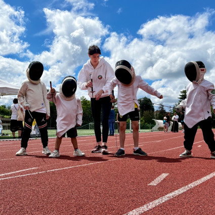 Noémie Réocreux en pleine initiation lors de la journée de l'olympisme.