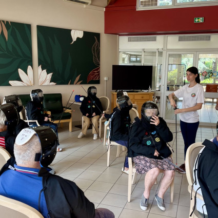 Noémie Reocreux en pleine explication au pensionnaire de la la résidence St Exupéry à Craponne