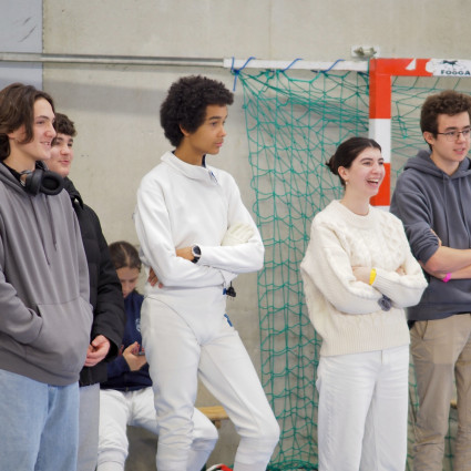 Le groupe des M17 (Théolan, Ryan, Maël) avec Noémie Reocreux (Coach) encourage Antoine Marseille en train de tirer.