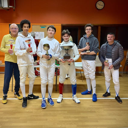 Podium du Tournoi de Noël 2024 : Second (Denis et Ryan) / 1er (Ethan et Loucia,) et 3eme (Maël et Willy).
