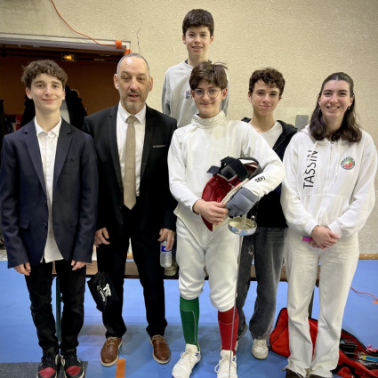 Le groupe au complet : Antoine Marseille et Guillaume Gillet (Arbitres), Arthur Chevalerias, Loucian Lancial et Thimothée Maes (Tireurs M15) et Noémie Reocreux (Coach) - 1/4 de Finale FdJ - Bron 2025.