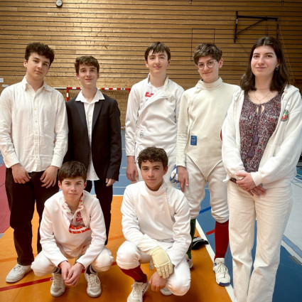 Mathieu Dufaur et Antoine Marseille (Arbitres) Ethan, Loucian, Arthur et Timothée (M15) et Noémie Reocreux (Coach). - Fête de l'épée EOL - 2025.
