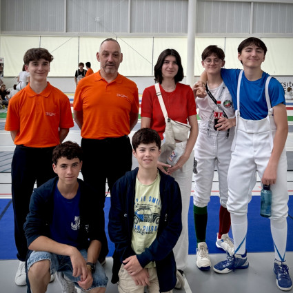 la totalité de l'équipe : Antoine Marseille et Guillaume Gillet (les arbitres), Noémie Reocreux (Coach) et les M15 : Loucian Lancial, Ethan Broggini, Timothée Maes et Arthur Chevalerias - Saclay 2025.