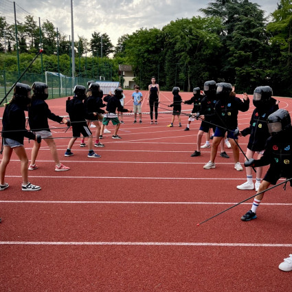 Journée de l'olympisme 2025 - Noémie Reocreux a accueilli plusieurs écoles de Tassin pour une initiation à l'escrime.