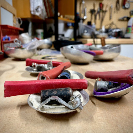 Pause estivale ? Pas pour nos armes ! 🔧✨ On bichonne fleurets et épées pour qu’ils soient prêts à croiser le fer à la rentrée !!