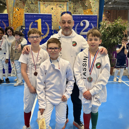 Clément Roux (M13), Nathan Margitay (M11), Guillaume Gillet (Coach) et Pierre Wiatr (M13) - Tournoi des Jeunes Pousses - Valence 2026.